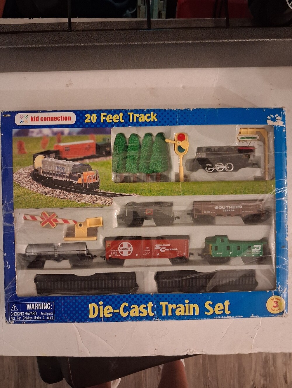 Kid Connection Power-On-Track 60 Piece Collectible Train Set 20 ft Track